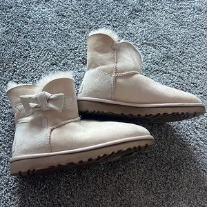 Size 9 uggs barely worn